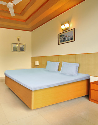 

Indigo Hometex 0 TC Cotton Double King Plain Bedsheet(Pack of 1, White)