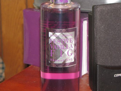 

Bath & Body Works Holiday Traditions Festive Vanilla Fig 355(355 ml)