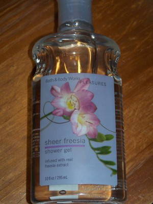 

Bath & Body Works Sheer Freesia Pleasures Collection(295 ml)