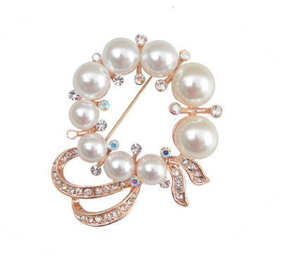 

Taj Pearl Designer Brooch(Gold)