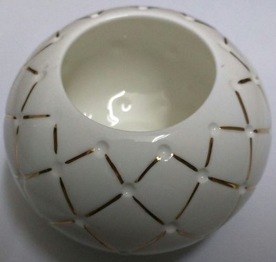 

Tata Ceramics Globe Shape with Gold Grooves Bone China 1 - Cup Tealight Holder Set(White, Gold, Pack of 1)