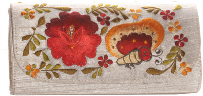 

Soulful Threads Party White Clutch
