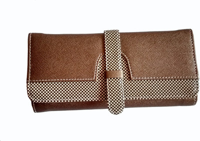 

Fiable Casual Brown Clutch
