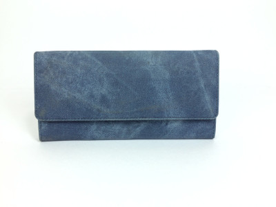 

Goodwill Leather Art Casual Blue Clutch