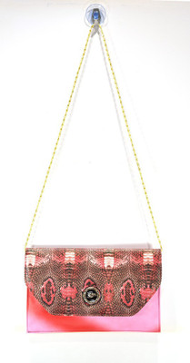

Moochies Casual Pink Clutch