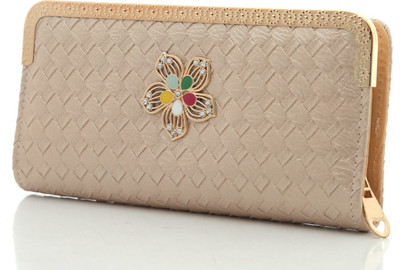 

Foolzy Party White Clutch