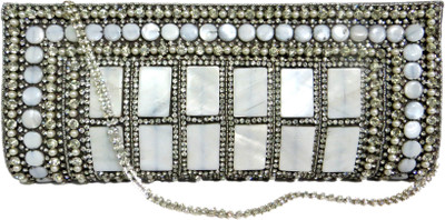 

Kawaii Casual White Clutch