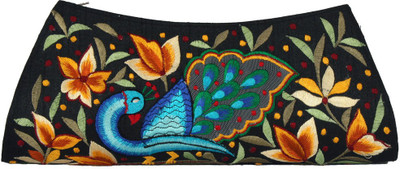 

Soulful Threads Party Black Clutch