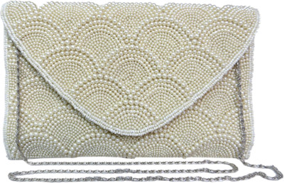 

Kawaii Casual White Clutch
