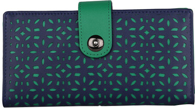 

Arfafashions Casual Green Clutch