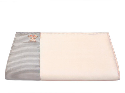 

TISKA White Clutch