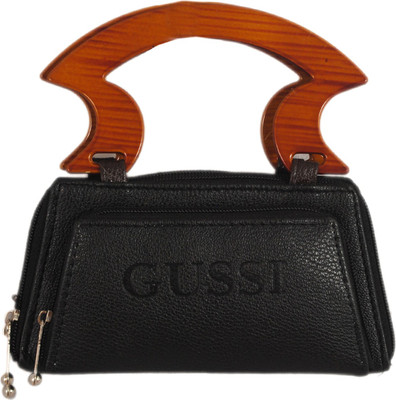 

Arti Casual Black Clutch