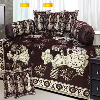

Lookandlike Velvet Abstract Diwan Set, Maroon