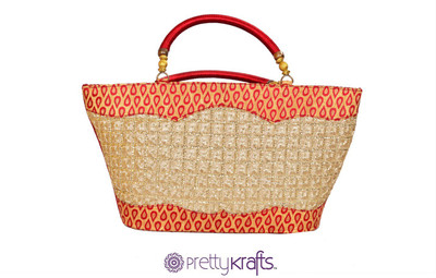 

Pretty Krafts Messenger Bag(Maroon)