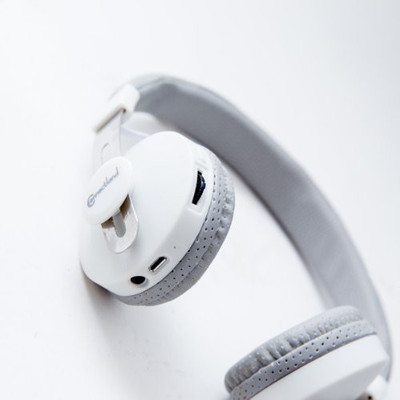 

Connectland Cl-Aud23049 Bluetooth 2.1 Sound Headphone With Microphone With Optional Wi Mode Grey Headphone(White)