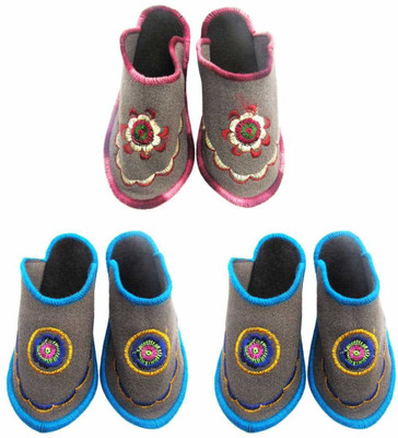 

Shree Sai Slippers, Multicolor