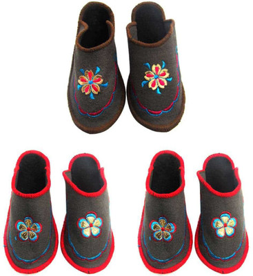 

Shree Sai Slippers, Multicolor