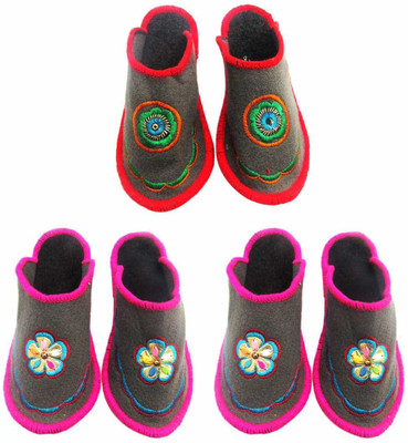 

Shree Sai Slippers, Multicolor