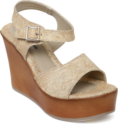 

Bruno Manetti Women Beige Heels
