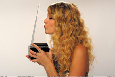 

Taylor Swift Kissing On Piramid Paper Print(18 inch X 12 inch, Rolled)