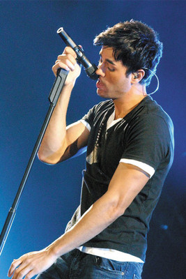 BikriKendra Enrique Iglesias Poster Paper Print(18 inch X 12 inch, Rolled)
