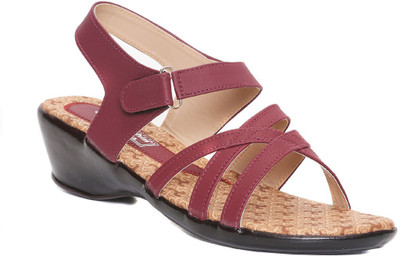 

Dolphin Miles Women Maroon Wedges