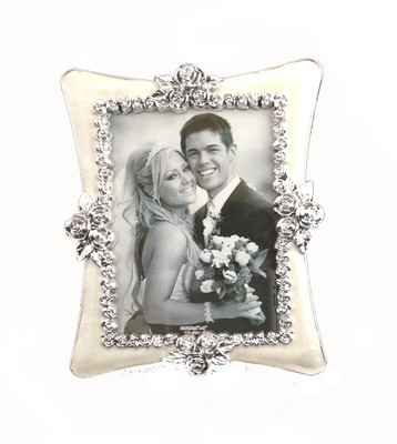 

Treasure Trove Metal Photo Frame(White, 1 Photos)