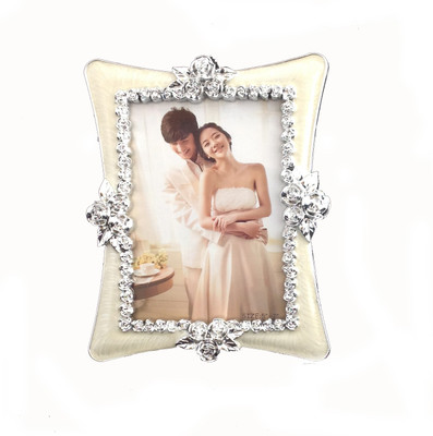 

Treasure Trove Metal Photo Frame(White, 1 Photos)