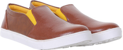 

Quarks Textured Loafers Loafers For Men(Brown