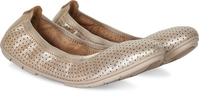 

Clarks Un Tract Gold Metallic Bellies For Women(Gold