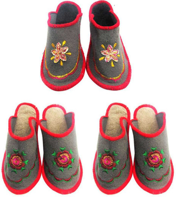 

Shree Sai Slippers, Multicolor