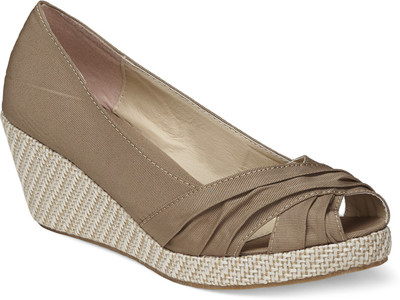 

Vero Couture Women Green Wedges