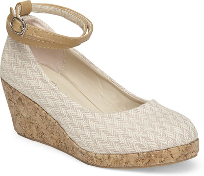 

Vero Couture Women Orange Wedges