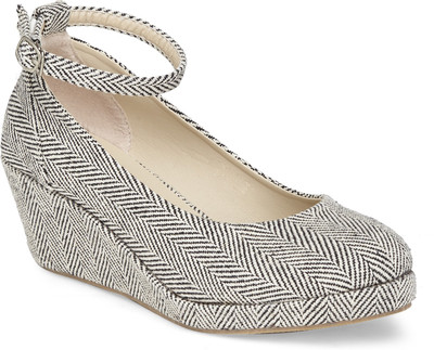 

Vero Couture Women Black Wedges