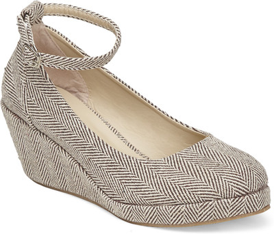 

Vero Couture Women Red Wedges