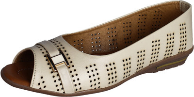

Niremo Women Cream Sandals