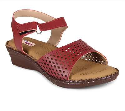 

Bella Toes Women Cherry Casual