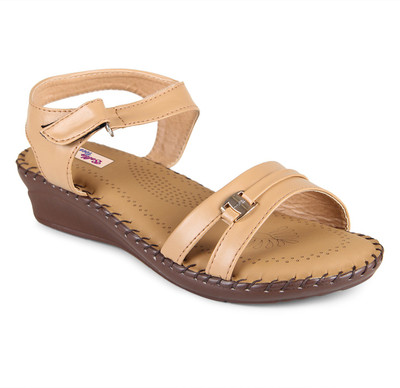 

Bella Toes Women Beige Casual