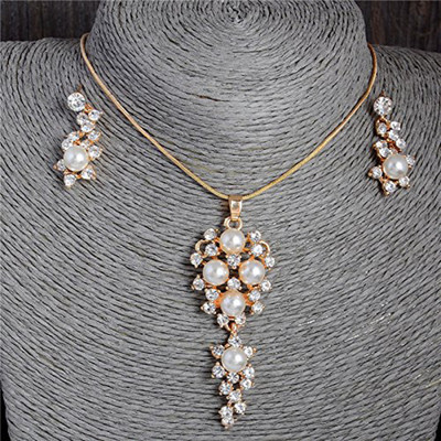 Shining Diva Alloy Gold Jewellery Set(Pack of 1)