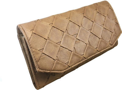

TnW Casual Beige Clutch