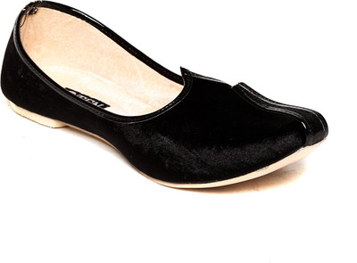 

TEN Velvet Black Juttis For Women(Black