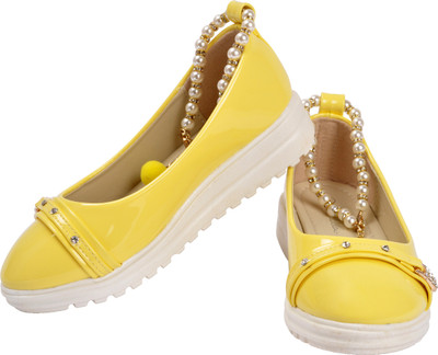 

Yellow Bee Girls Slip on Jutis(Yellow