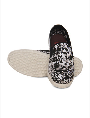 

Scentra SCENTRA Slip On Sneakers For Men(White, Black, Graphic camo