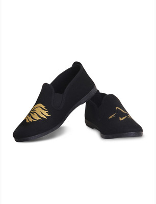 

Scentra LEO Slip On Sneakers For Women(Black, Gold