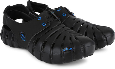 

Newport Men Black/Navy Clogs