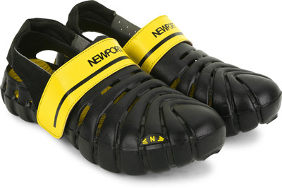 

Newport Men Black/Yellow Clogs