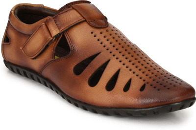 

Peponi Men Beige Casual