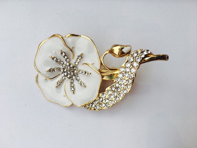 

GANIVE DECORE MEENA FLOWER Hair Clip(White, Gold, Silver)