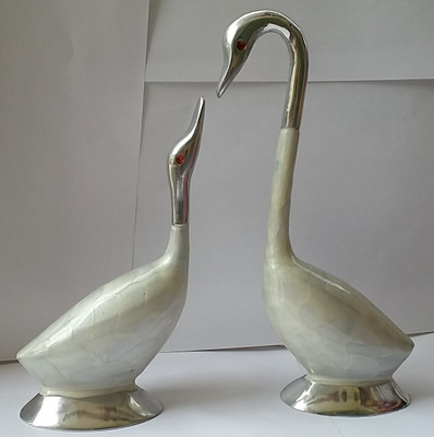 

AUniqueCollection Pair of white ducks Decorative Showpiece - 25 cm(Aluminium, White, Silver)