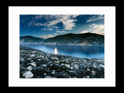 

ravgar Lake on Mountain Shore Nature Landscape Blue Water Canvas Painting Wall Art [16 x 20 inch] Framed Cotton Fine Grain Primed Canvas Board (Set of 1)(Multicolor)